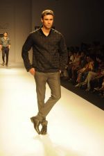 Model walk the ramp for Rajvi Mohan at Van Heusen India Mens Week Day 2 on 3rd Sept 2011 (33).JPG